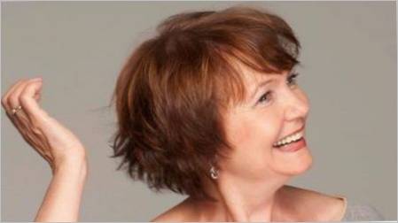 Kratke frizure bez slaganja za žene nakon 60 godina