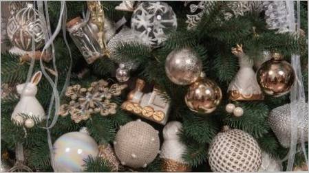Božićno drvce ukrašeno bijelim igračkama