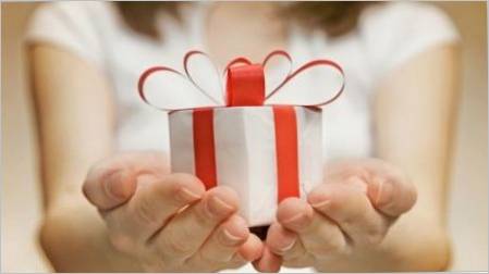 Etiketa darove: kako ih predati i uzeti?