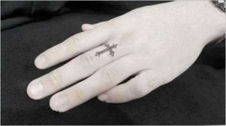 Tetovaža u obliku križa na prstima: značenje i sorte