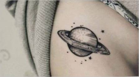 Tetovaža u obliku planeta Saturna