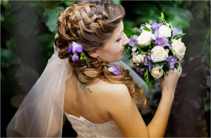 Vjenčanje frizure s cvijećem: pregled najboljih mogućnosti polaganja i metoda njihovog izvršenja